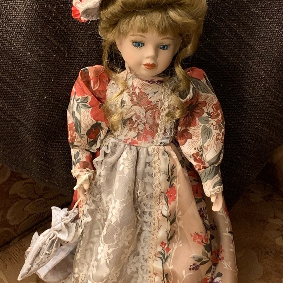 Ashley Belle Keepsakes Genuine Porcelain Collector Doll 15" - Picture 2 of 10